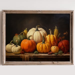 Puede incluir: Una pintura de bodegón con una variedad de calabazas y calabacines en varios tonos de verde, naranja y blanco. Las calabazas están dispuestas sobre una mesa de madera con un fondo oscuro.