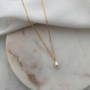 Ketting met echte zoetwaterparel, 925 zilver, 14K verguld, fijne ketting met klein parelhangertje, waterbestendig | Amy
