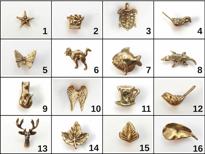 K&ouml;nnte beinhalten: Eine Sammlung von sechzehn kleinen, goldfarbenen Metallanh&auml;ngern in einem Raster, die verschiedene Formen wie einen Seestern, eine Krone, eine Schildkr&ouml;te, V&ouml;gel, einen Schmetterling, eine Katze, einen Fisch, einen Alligator, Fl&uuml;gel, eine Teetasse, einen Hirschkopf und verschiedene Bl&auml;tter zeigen, jeweils nummeriert von 1 bis 16.