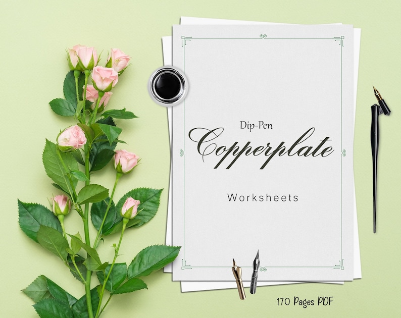 K&ouml;nnte beinhalten: Ein wei&szlig;es Blatt Papier mit gr&uuml;nem Rand und dem Text "Dip-Pen Copperplate Worksheets 170 Pages PDF". Auf dem Papier liegen zwei Kalligraphie-Stifte und eine Tintenflasche. Im Hintergrund befindet sich ein Strau&szlig; rosa Rosen.