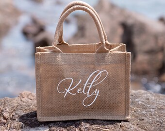 Sac Fourre-Tout en Toile de Jute Personnalisé avec Motif Tortue de Mer Fleurie et Nom Accessoire de Voyage Cadeau Anniversaire Plage pour Femme - CALLIE Sac Fourre-Tout en Toile de Jute Personnalisé avec Motif Tortue de Mer Fleurie et Nom Accessoire de Voyage Cadeau Anniversaire Plage pour Femme - CALLIE