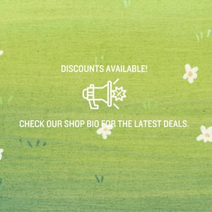 Op de afbeelding: Een groene en witte afbeelding met een witte megafoon en een stervormige uitbarsting. De tekst luidt "DISCOUNTS AVAILABLE!" en "CHECK OUR SHOP BIO FOR THE LATEST DEALS."