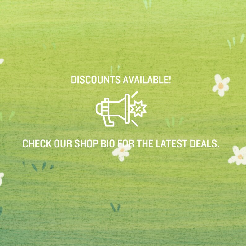 Op de afbeelding: Een groene en witte afbeelding met een witte megafoon en een stervormige uitbarsting. De tekst luidt "DISCOUNTS AVAILABLE!" en "CHECK OUR SHOP BIO FOR THE LATEST DEALS."