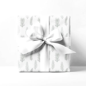 Carta da regalo, carta da regalo Japandi neutra in bianco semplice con rami di pino verdi. Carta da regalo minimalista, regalo Hygge.