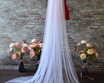 White wedding veil in 1 single tiers of light and soft tulle with a comb for attaching to the hair