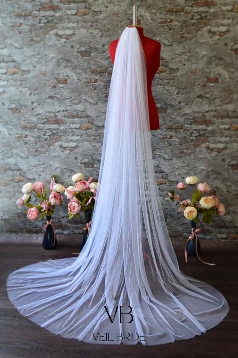 White wedding veil in 1 single tiers of light and soft tulle with a comb for attaching to the hair image 1