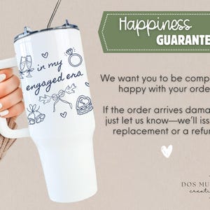 Puede incluir: Un vaso blanco de acero inoxidable con asa y tapa transparente, que presenta ilustraciones de l&iacute;neas azul oscuro de copas de champ&aacute;n, un anillo de compromiso, un lazo, un pastel en forma de coraz&oacute;n y el texto "in my engaged era".