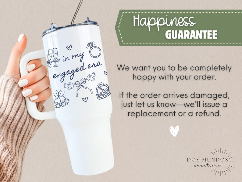 Puede incluir: Un vaso blanco de acero inoxidable con asa y tapa transparente, que presenta ilustraciones de l&iacute;neas azul oscuro de copas de champ&aacute;n, un anillo de compromiso, un lazo, un pastel en forma de coraz&oacute;n y el texto "in my engaged era".