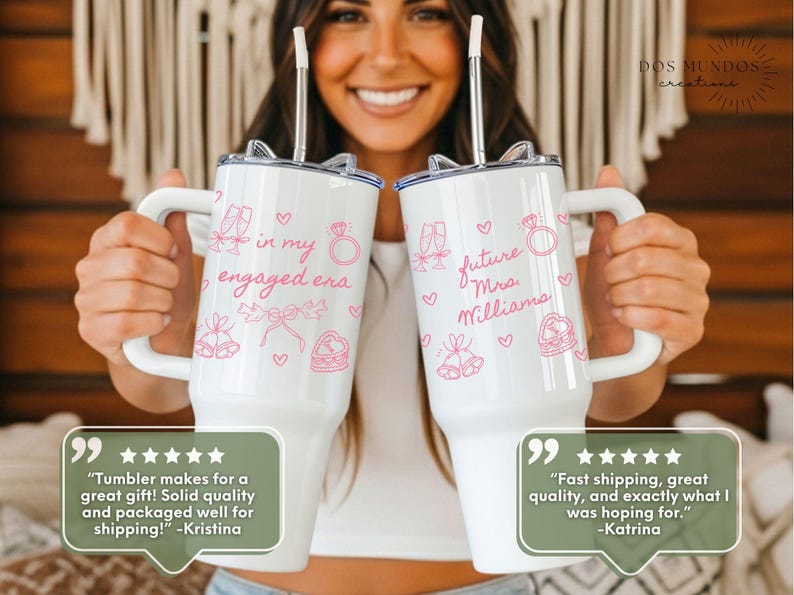 Puede incluir: Dos vasos t&eacute;rmicos blancos de acero inoxidable con asa y pajita, decorados con dibujos lineales rosas de copas de champ&aacute;n, anillos de compromiso, campanas y corazones. El texto dice "in my engaged era" y "future Mrs. Williams".