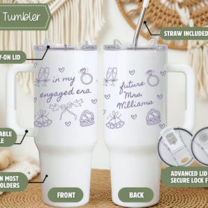Puede incluir: Un vaso blanco de 40oz con asa, tapa de rosca y pajita. El frente presenta dibujos lineales morados de copas de champ&aacute;n, un anillo, un lazo, corazones y el texto 'in my engaged era'. La parte posterior muestra 'future Mrs. Williams'.