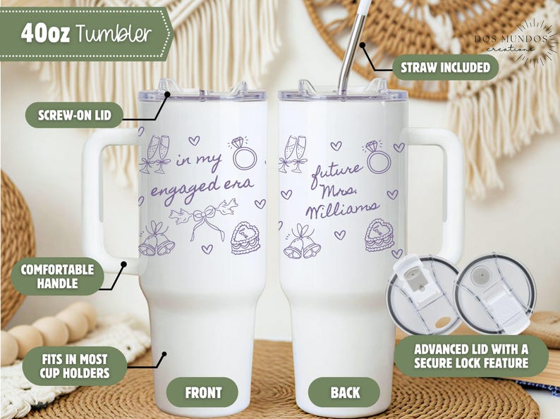 Puede incluir: Un vaso blanco de 40oz con asa, tapa de rosca y pajita. El frente presenta dibujos lineales morados de copas de champ&aacute;n, un anillo, un lazo, corazones y el texto 'in my engaged era'. La parte posterior muestra 'future Mrs. Williams'.