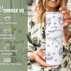Puede incluir: Un vaso cil&iacute;ndrico blanco con ilustraciones de l&iacute;neas azul oscuro de copas de champ&aacute;n, un anillo de compromiso, un lazo, campanas de boda y un pastel en forma de coraz&oacute;n, con el texto in my engaged era impreso en el centro.