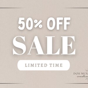Puede incluir: Un gr&aacute;fico rectangular con fondo beige y un borde negro fino. El texto dice 50% OFF SALE en letras blancas grandes, con las palabras LIMITED TIME dentro de un rect&aacute;ngulo blanco redondeado debajo. El logotipo DOS MUNDOS creations est&aacute; en la esquina.
