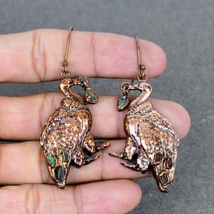 Pendientes de turmalina verde en bruto, joyería de piedras preciosas de cobre electroformado, pendientes de pavo real hechos a mano, pendientes de cobre electroformado, regalos para mujeres