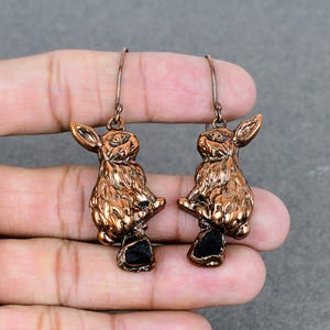 Pendientes de turmalina negra en bruto, de cobre electroformado, impresionantes pendientes de conejo, joyas de cobre, regalos para mamá, joyas hechas a mano.