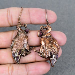 Pendiente de turmalina rosa en bruto, pendiente de cobre electroformado, joyería de piedras preciosas, pendiente de pavo real hecho a mano, joyería de cobre para regalos, pendiente decente
