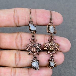 Pendiente de piedra lunar arcoíris en bruto, pendiente de cobre electroformado, pendiente de abeja de miel, joyería de cobre, pendiente de piedra preciosa real hecho a mano, regalo de compromiso