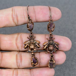 Pendientes de turmalina rosa en bruto, pendientes de abeja de cobre electroformado, pendientes de piedras preciosas, joyería de cobre única, pendientes hechos a mano, regalos para esposa