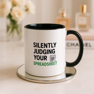 Grappige accountantmok, spreadsheetkoffiekopje, cadeau data-analist, stilletjes je spreadsheet beoordelen, cadeau collega prop, kantoorhumor