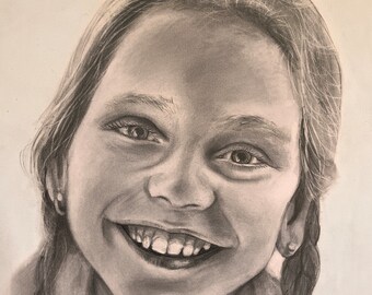 Puede incluir: Un dibujo a lápiz en blanco y negro de una persona joven con el pelo largo, sonriendo con los dientes visibles. La persona lleva pendientes.
