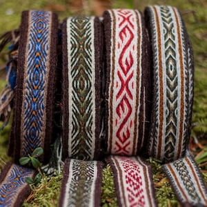 Bande tissée à la main. Garniture/bandoulière/ceinture de style viking et de style balte (100 % laine), sans glands. 4 motifs.