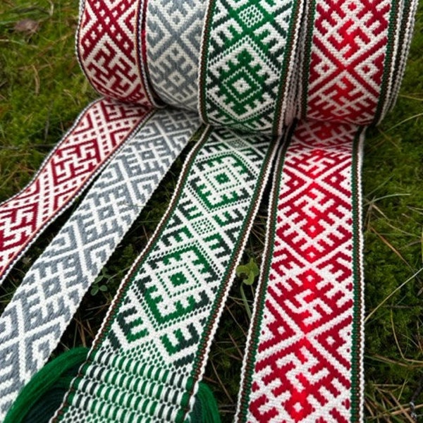 Écharpe tissée/ceinture traditionnelle de la Baltique/accessoires de costumes ethno/ folkloriques. Bordure/bande/ceinture de style balte. Écharpe/ceinture/garniture de mariage avec symboles