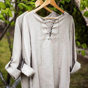 Linen shirt. Long sleeves that can be rolled up.
It fastens with a metal antique clasp.
