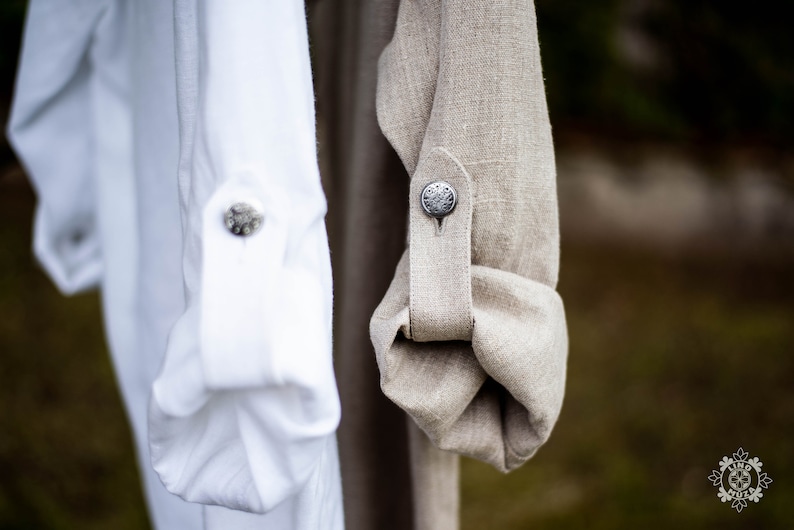 Linen shirt. Long sleeves that can be rolled up.
It fastens with a metal antique clasp.