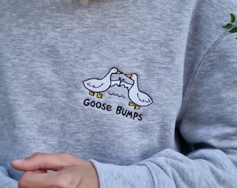 Sudadera bordada con un divertido ganso, "Piel de gallina" con gansos chocando los puños, regalo navideño unisex y acogedor, sudadera de cuello redondo con un ganso gracioso.