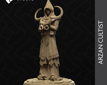 Pode incluir: Uma figura miniatura detalhada de uma figura encapuzada com um cajado e um símbolo de lua crescente, pintada em uma cor marrom claro. A figura está em pé sobre uma base circular.
