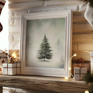 Könnte beinhalten: Ein weiß gerahmter Druck eines Aquarells mit einem einzelnen Nadelbaum in einer nebligen Waldlandschaft. Der Druck ist auf einem Holzregal mit einem roten Strumpf, verpackten Geschenken und Lichterketten ausgestellt.