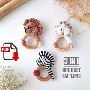 Op de afbeelding: Drie haakpatronen voor baby-bijtringen, met een paard, een eenhoorn en een zebra. Elke bijtring is bevestigd aan een houten ring. De patronen zijn beschikbaar als PDF-download. 3 IN 1 HAAAKPATRONEN.