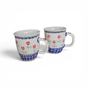 Boleslawiec kaffemugg i polsk keramik, set om 2, handmålade röda och gröna blommönster med blåmönstrad bas