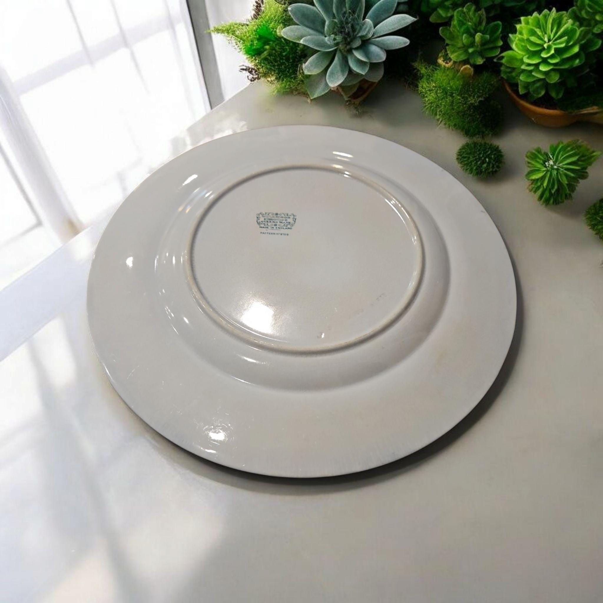 英国ウェッジウッド社製、エンボス加工10 5/8インチ クイーンズウェア