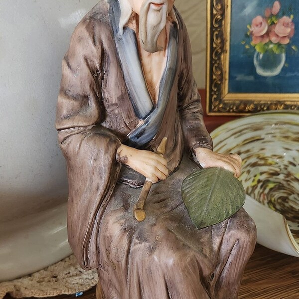 Figurine, vintage Toyo Japon, Sculpture en porcelaine de vieil homme asiatique assis peinte à la main