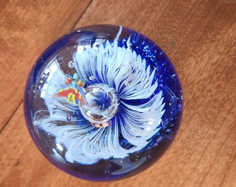 Glas Briefbeschwerer Wunderschöner handgemachter Glas Briefbeschwerer mit weißer Blume und buntem Schmetterling