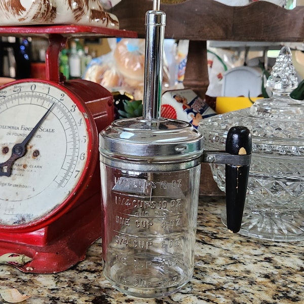 Hachoir à noix en verre avec poignées en bois noir, vintage