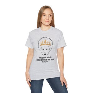 2 Mashly 12:4 Guldkrona T-shirt | Minimalistiskt kungligt vapen, brösttryck Proverbs