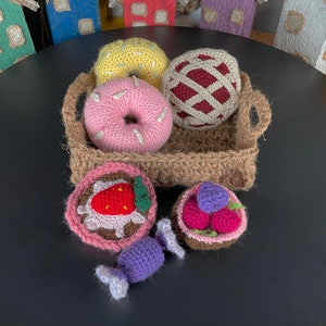 Handgemaakte gehaakte gebakjesset in mand - Perfect voor spelen of huisdecoratie - Afmetingen mand: 21 cm (8,3 inch). Amigurumi.