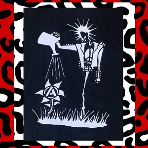 Könnte beinhalten: Schwarz-weiß-Illustration eines Punkrockers, der eine Blume mit einem Anarchiesymbol gießt. Der Rocker trägt eine Lederjacke mit dem Wort "PUN" darauf.