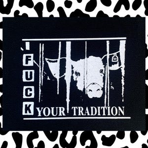Könnte beinhalten: Schwarzer quadratischer Aufnäher mit einer weißen Grafik einer Kuh hinter Gittern. Der Text "FUCK YOUR TRADITION" ist in Weiß gedruckt, wobei das Wort "FUCK" vertikal links steht.