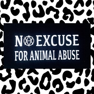 Könnte beinhalten: Ein schwarzes Rechteck mit weißem Text, der lautet: "NO EXCUSE FOR ANIMAL ABUSE." Der Hintergrund ist ein weißes Muster mit schwarzen Tierdruckformen.