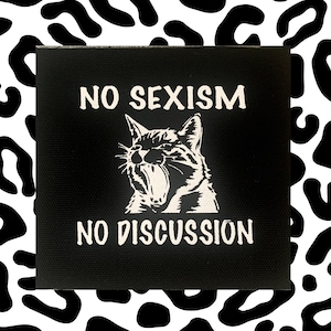 Könnte beinhalten: Eine schwarze quadratische Leinwand mit weißem Text, der "NO SEXISM" über einer Schwarz-Weiß-Illustration einer Katze mit offenem Maul und "NO DISCUSSION" darunter lautet. Der Hintergrund hat einen schwarz-weißen Tierdruck.