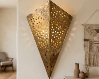 Applique da parete per interni in ottone traforato, realizzata a mano. Decorazione marocchina artigianale.