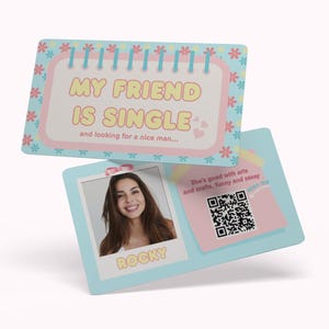 Op de afbeelding: Twee lichtblauwe kaarten met tekst en een foto. De bovenste kaart leest "MY FRIEND IS SINGLE and looking for a nice man..." De onderste kaart heeft een foto van een lachende vrouw en de naam "ROCKY".