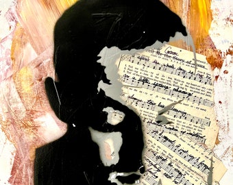 Puede incluir: Una silueta negra de la cabeza y los hombros de una persona se superpone sobre un fondo de pintura amarilla, rosa y blanca. La silueta está parcialmente oscurecida por una hoja de música con letras escritas a mano y notación musical. Las letras incluyen la frase "Tell me the story of Jesus".