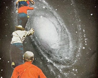 Puede incluir: Un grupo de personas están apiladas unas sobre otras, alcanzando una galaxia espiral en un cielo oscuro y estrellado. El texto "In the gathering darkness" es visible en la parte inferior de la imagen.