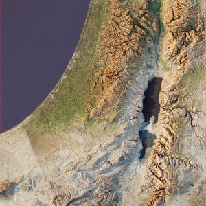 Puede incluir: Vista aérea de un mapa topográfico detallado que muestra una región con terreno montañoso, una gran masa de agua y una línea costera. El mapa utiliza un degradado de color para representar la elevación, con tonos marrones y verdes.