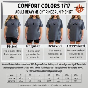 Comfort Colors 1717 fit guide featuring models in M through 2XL demonstrating fitted, regular, relaxed, and oversized looks. Includes a size chart with shirt measurements and style tips. Woodsy Wearables logo at the top right.