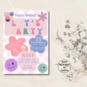 Puede incluir: Una invitación de fiesta rosa pastel y blanca con el texto "LET'S PARTY". La invitación incluye el texto "CAROLINA cumple 5 años" e información de RSVP. El diseño presenta emoticonos y un motivo floral. La invitación es fácil de editar en Canva.